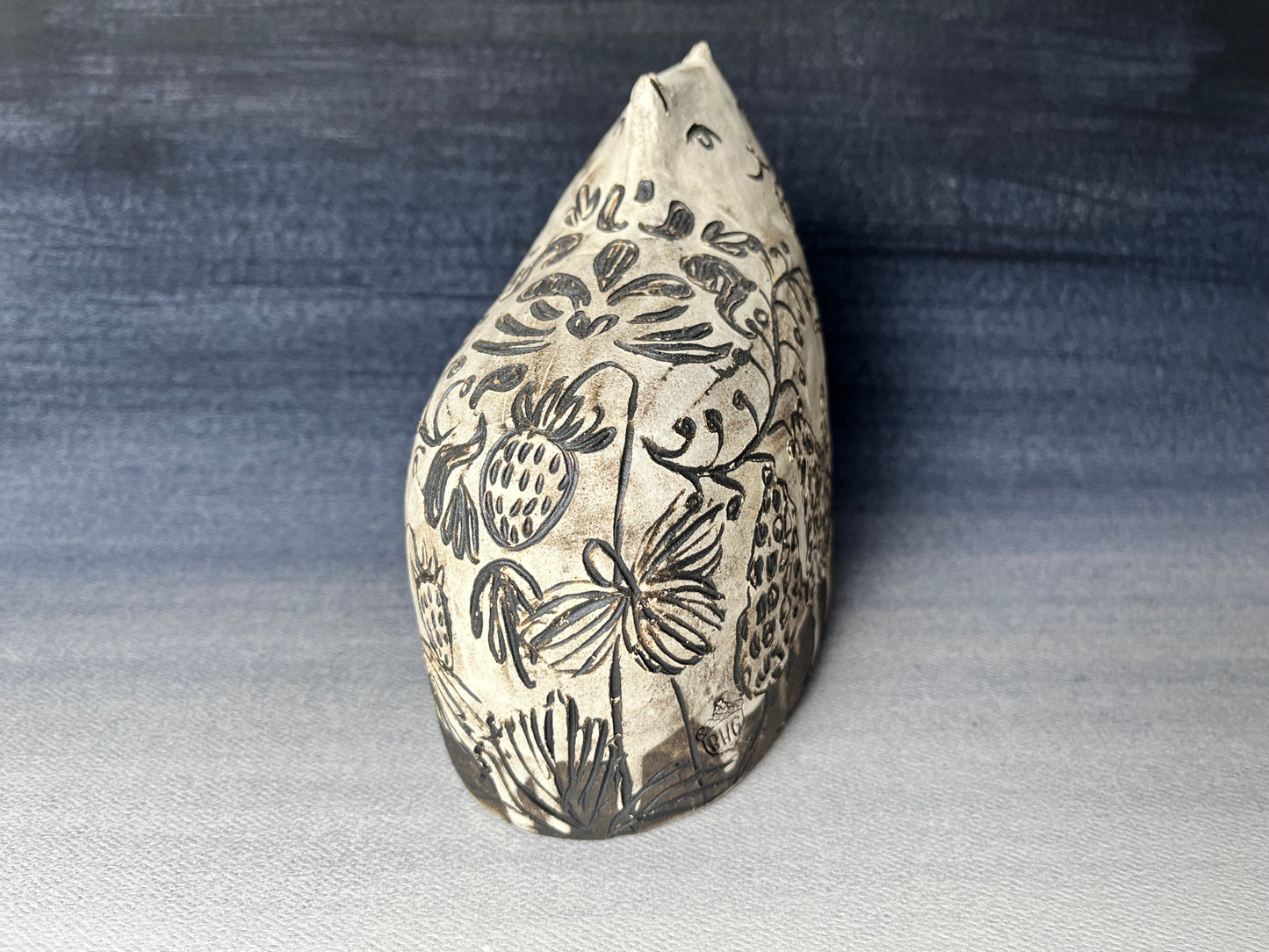 Woodland Cat Sgraffito Sculpture