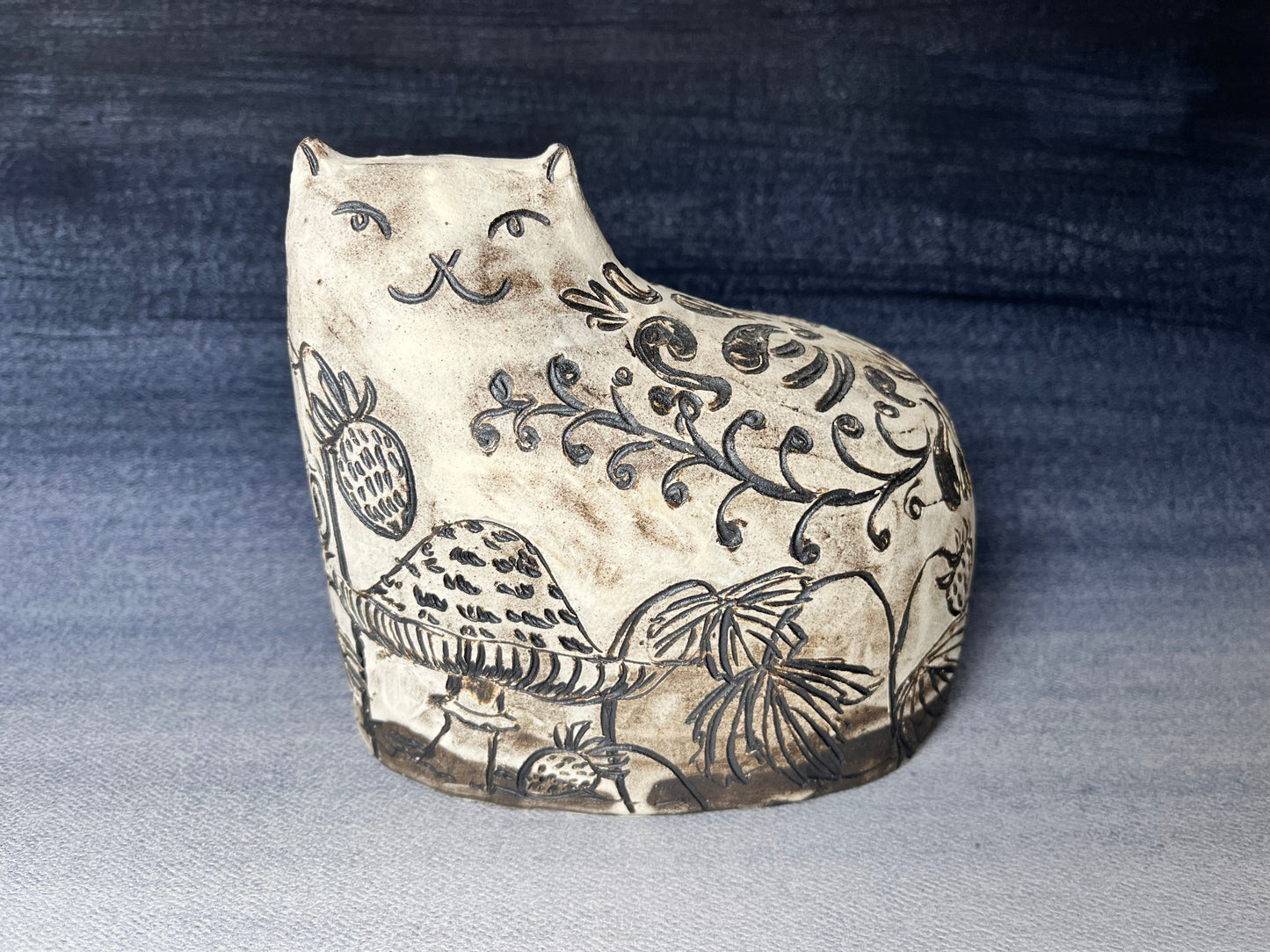 Woodland Cat Sgraffito Sculpture